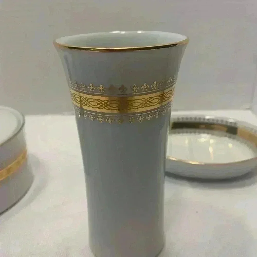Fancy bath, set white with gold trim great condition brand Saturday Knight